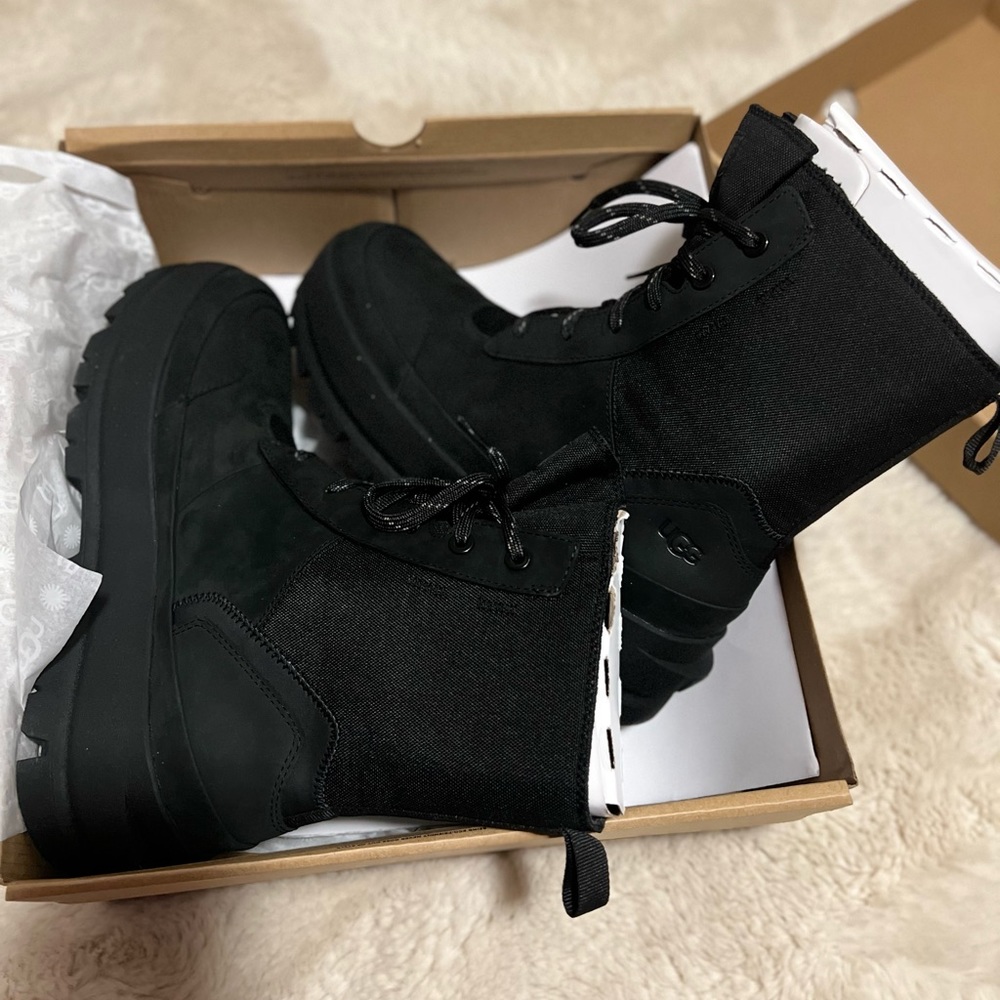 Women brandnew Uggs boot size 10